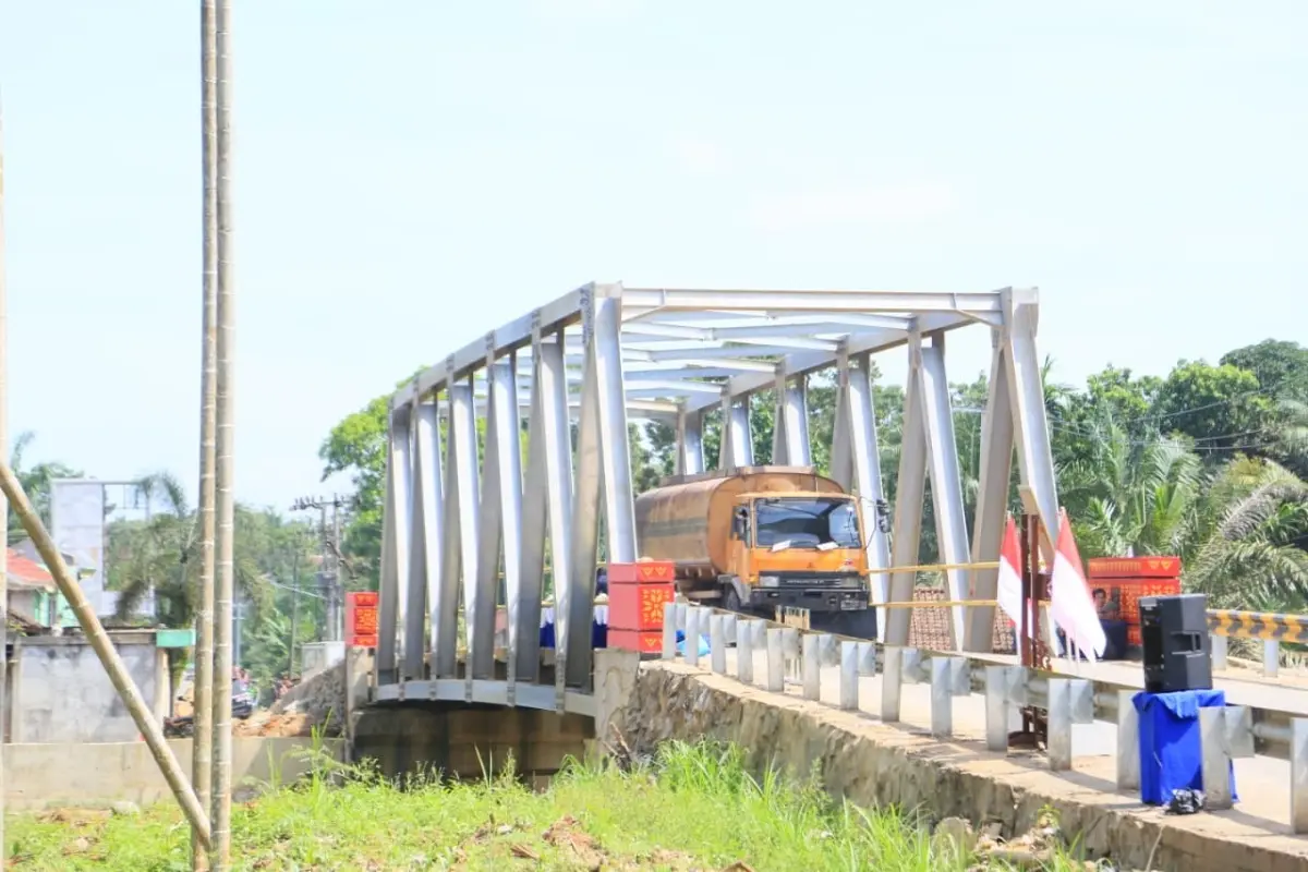 Herman Deru Resmikan 17 Jembatan Baru, Pemprov Sumsel Pangkas Jarak Tempuh Antar-Kabupaten 1 Gubernur Provinsi Sumatra Selatan (Sumsel), Herman Deru, didampingi Wakil Gubernur Sumsel, Cik Ujang, dan Bupati Kabupaten Musi Rawas, Hj. Ratna Machmud, meresmikan 17 infrastruktur jembatan yang tersebar di berbagai kabupaten dan kota di Sumsel. (BEKISARMEDIA.ID/HAIRUDIN)