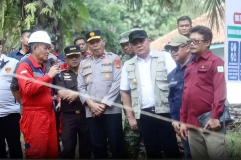 Gubernur Sumsel, Herman Deru, saat meninjau lokasi sumur minyak rakyat di Desa Tanjung Dalam, Kabupaten Muba, bersama jajaran Forkopimda Sumsel dan Bupati Kabupaten (Toha Tohet), hari Rabu, tanggal 13 Mei 2026. (BEKISARMEDIA.ID/HAIRUDIN)