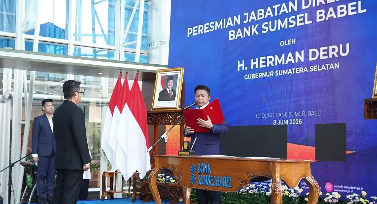 Gubernur Provinsi Sumatra Selatan (Sumsel), Herman Deru, secara resmi meresmikan Muhammad Suryadi sebagai Direktur Utama Bank Sumsel Babel yang baru. (BEKISARMEDIA.ID/ANGGA)