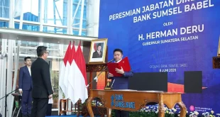 Gubernur Provinsi Sumatra Selatan (Sumsel), Herman Deru, secara resmi meresmikan Muhammad Suryadi sebagai Direktur Utama Bank Sumsel Babel yang baru. (BEKISARMEDIA.ID/ANGGA)