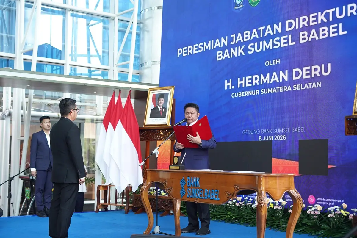 Gubernur Provinsi Sumatra Selatan (Sumsel), Herman Deru, secara resmi meresmikan Muhammad Suryadi sebagai Direktur Utama Bank Sumsel Babel yang baru. (BEKISARMEDIA.ID/ANGGA) Gubernur Provinsi Sumatra Selatan (Sumsel), Herman Deru, secara resmi meresmikan Muhammad Suryadi sebagai Direktur Utama Bank Sumsel Babel yang baru. (BEKISARMEDIA.ID/ANGGA)