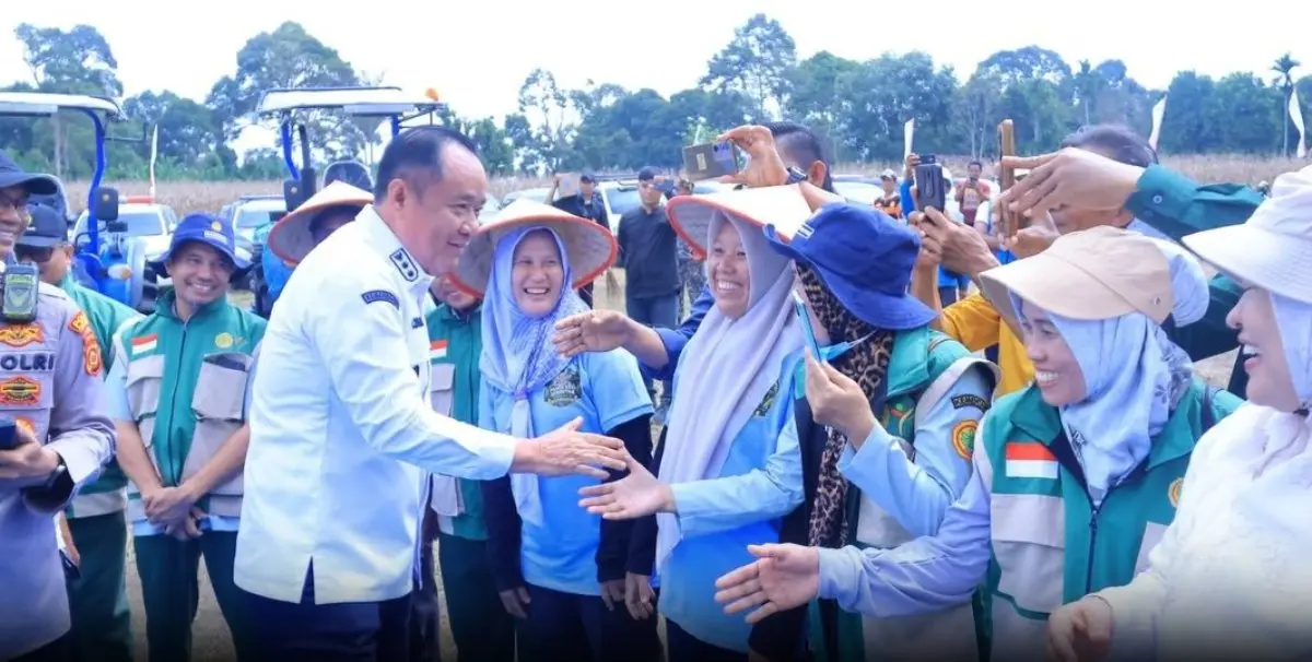 Produksi Jagung Sumsel Tembus 124 Ribu Ton, Cik Ujang Dorong Swasembada Pangan Nasional 3 Wagub Sumsel, Cik Ujang, agenda Panen Raya Jagung Serentak Kuartal II Tahun 2026, yang dipusatkan di Desa Bumi Agung Jaya, Kecamatan Buay Rawan, Kabupaten Ogan Komering Ulu Selatan (OKU Selatan), pada hari Sabtu, tanggal 16 Mei 2026. (BEKISARMEDIA.ID/HAIRUDIN)