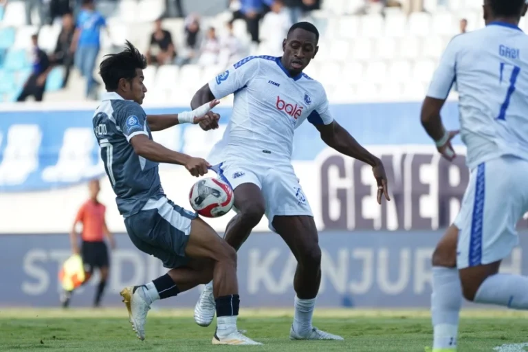 Manajemen Arema FC membuka peluang besar untuk mempertahankan pelatih kepala asal Brasil, Marcos Santos. (foto : Ileague.id)