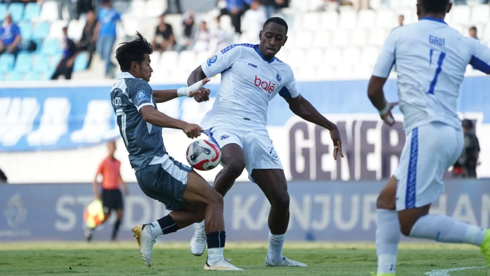 Manajemen Arema FC membuka peluang besar untuk mempertahankan pelatih kepala asal Brasil, Marcos Santos. (foto : Ileague.id)