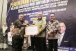 Kepala Dinas Tenaga Kerja dan Transmigrasi Kabupaten Musi Banyuasin, Herryandi Sinulingga, menerima penghargaan dari Kepala BPJS Ketenagakerjaan Wilayah Sumbagsel, Kuncoro Budi Winarno. (BEKISARMEDIA.ID/HAIRUDIN)