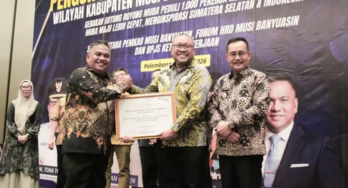 Kepala Dinas Tenaga Kerja dan Transmigrasi Kabupaten Musi Banyuasin, Herryandi Sinulingga, menerima penghargaan dari Kepala BPJS Ketenagakerjaan Wilayah Sumbagsel, Kuncoro Budi Winarno. (BEKISARMEDIA.ID/HAIRUDIN)