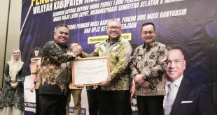 Kepala Dinas Tenaga Kerja dan Transmigrasi Kabupaten Musi Banyuasin, Herryandi Sinulingga, menerima penghargaan dari Kepala BPJS Ketenagakerjaan Wilayah Sumbagsel, Kuncoro Budi Winarno. (BEKISARMEDIA.ID/HAIRUDIN)