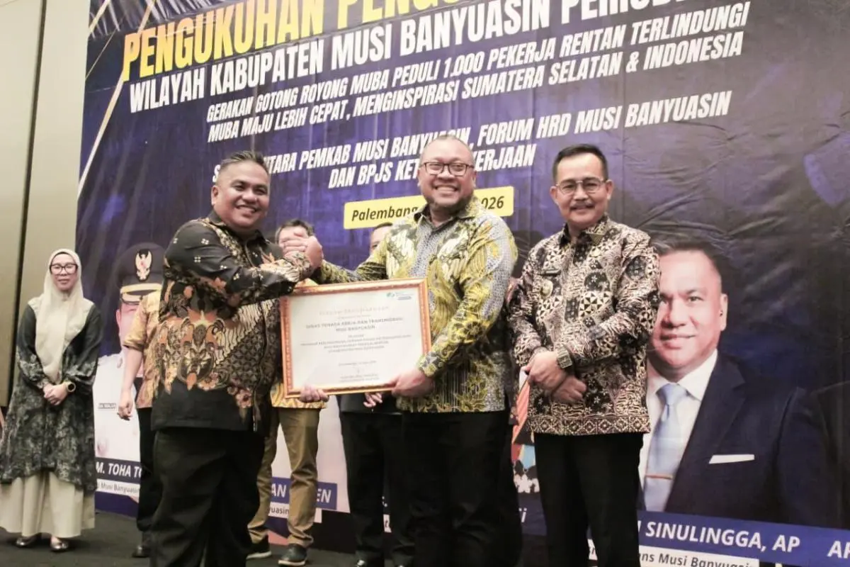 Kepala Dinas Tenaga Kerja dan Transmigrasi Kabupaten Musi Banyuasin, Herryandi Sinulingga, menerima penghargaan dari Kepala BPJS Ketenagakerjaan Wilayah Sumbagsel, Kuncoro Budi Winarno. (BEKISARMEDIA.ID/HAIRUDIN) Kepala Dinas Tenaga Kerja dan Transmigrasi Kabupaten Musi Banyuasin, Herryandi Sinulingga, menerima penghargaan dari Kepala BPJS Ketenagakerjaan Wilayah Sumbagsel, Kuncoro Budi Winarno. (BEKISARMEDIA.ID/HAIRUDIN)