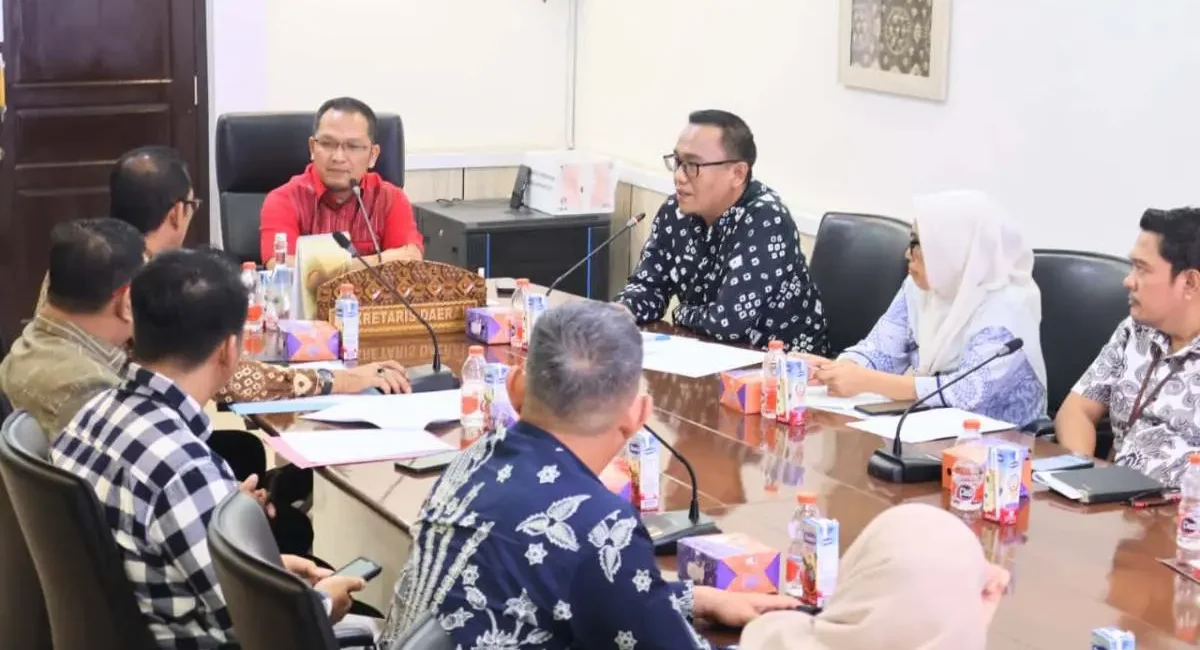 Asisten I Sekretariat Daerah Kabupaten Musi Banyuasin, Ardiansyah, saat memimpin rapat koordinasi TKKSD terkait finalisasi draf naskah kerja sama P4GN antara Pemkab Muba dan BNN di Sekayu, hari Kamis, tanggal 11 Juni 2026. (BEKISARMEDIA.ID/HAIRUDIN)