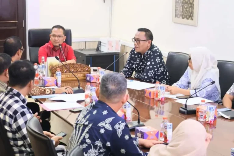 Asisten I Sekretariat Daerah Kabupaten Musi Banyuasin, Ardiansyah, saat memimpin rapat koordinasi TKKSD terkait finalisasi draf naskah kerja sama P4GN antara Pemkab Muba dan BNN di Sekayu, hari Kamis, tanggal 11 Juni 2026. (BEKISARMEDIA.ID/HAIRUDIN) Asisten I Sekretariat Daerah Kabupaten Musi Banyuasin, Ardiansyah, saat memimpin rapat koordinasi TKKSD terkait finalisasi draf naskah kerja sama P4GN antara Pemkab Muba dan BNN di Sekayu, hari Kamis, tanggal 11 Juni 2026. (BEKISARMEDIA.ID/HAIRUDIN)