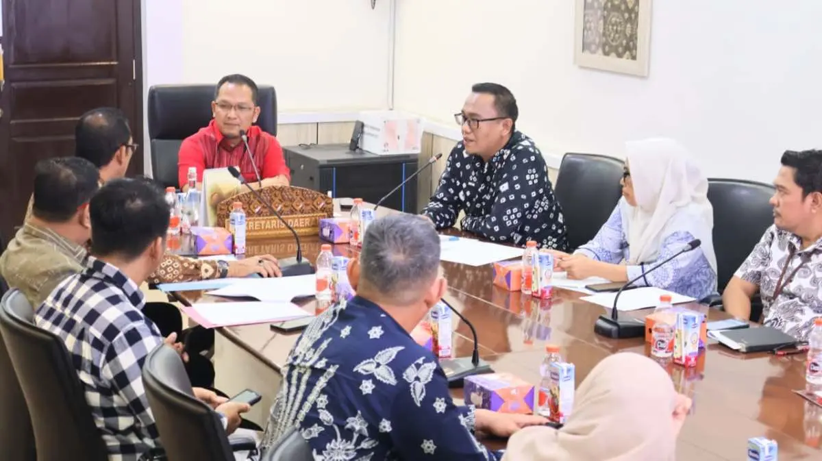 Asisten I Sekretariat Daerah Kabupaten Musi Banyuasin, Ardiansyah, saat memimpin rapat koordinasi TKKSD terkait finalisasi draf naskah kerja sama P4GN antara Pemkab Muba dan BNN di Sekayu, hari Kamis, tanggal 11 Juni 2026. (BEKISARMEDIA.ID/HAIRUDIN) Asisten I Sekretariat Daerah Kabupaten Musi Banyuasin, Ardiansyah, saat memimpin rapat koordinasi TKKSD terkait finalisasi draf naskah kerja sama P4GN antara Pemkab Muba dan BNN di Sekayu, hari Kamis, tanggal 11 Juni 2026. (BEKISARMEDIA.ID/HAIRUDIN)