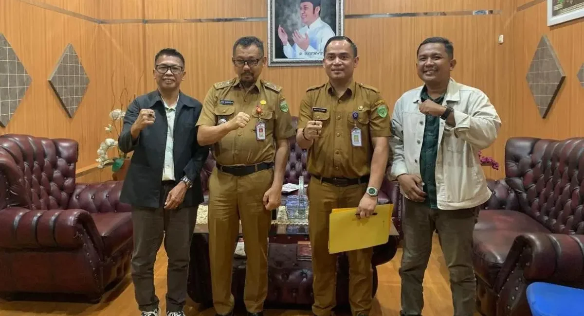 Ketua Pengda JMSI Sumsel Terpilih, Dr. H. Firdaus Komar, didampingi Sekretaris Umum Edi Triono, S.T., saat audiensi dengan Kaban Kesbangpol Sumsel, Selasa, 9 Juni 2026. (BEKISARMEDIA.ID/ANGGA)