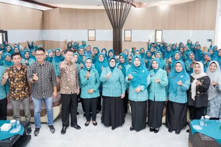 Ketua TP PKK Kabupaten Muba, Hj. Patimah Toha, memberikan arahan dalam acara penutupan Pelatihan Pemasaran Produk UP2K Menuju Era Digital di Mall Pelayanan Publik Muba, Jum'at, 12 Juni 2026. (BEKISARMEDIA.ID/HAIRUDIN) Ketua TP PKK Kabupaten Muba, Hj. Patimah Toha, memberikan arahan dalam acara penutupan Pelatihan Pemasaran Produk UP2K Menuju Era Digital di Mall Pelayanan Publik Muba, Jum'at, 12 Juni 2026. (BEKISARMEDIA.ID/HAIRUDIN)