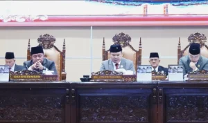 Dewan Perwakilan Rakyat Daerah (DPRD) Provinsi Sumatra Selatan (Sumsel) menggelar Rapat Paripurna ke-XXXVII (37) dengan agenda penyampaian penjelasan Gubernur terhadap Rancangan Peraturan Daerah (Raperda) Pertanggungjawaban Pelaksanaan APBD Provinsi Sumsel Tahun Anggaran 2025. Agenda penting ini berlangsung di Ruang Rapat Paripurna DPRD Sumsel, Palembang, Senin, 22 Juni 2026. (BEKISARMEDIA.ID/HAIRUDIN) Dewan Perwakilan Rakyat Daerah (DPRD) Provinsi Sumatra Selatan (Sumsel) menggelar Rapat Paripurna ke-XXXVII (37) dengan agenda penyampaian penjelasan Gubernur terhadap Rancangan Peraturan Daerah (Raperda) Pertanggungjawaban Pelaksanaan APBD Provinsi Sumsel Tahun Anggaran 2025. Agenda penting ini berlangsung di Ruang Rapat Paripurna DPRD Sumsel, Palembang, Senin, 22 Juni 2026. (BEKISARMEDIA.ID/HAIRUDIN)