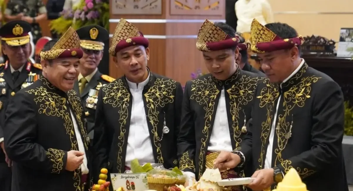 Ketua DPRD Sumsel, Andie Dinialdie, didampingi Wakil Ketua, memotong tumpeng pada peringatan hari jadi Sumatra Selatan ke 80, di Gedung DPRD Provinsi Sumsel, pada hari Senin, tanggal 18 Mei 2026. (BEKISARMEDIA.ID/HAIRUDIN)