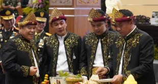 Ketua DPRD Sumsel, Andie Dinialdie, didampingi Wakil Ketua, memotong tumpeng pada peringatan hari jadi Sumatra Selatan ke 80, di Gedung DPRD Provinsi Sumsel, pada hari Senin, tanggal 18 Mei 2026. (BEKISARMEDIA.ID/HAIRUDIN)