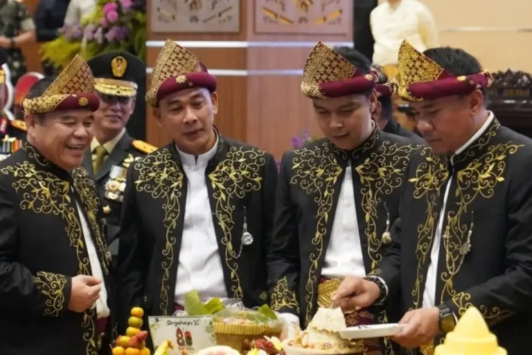 Ketua DPRD Sumsel, Andie Dinialdie, didampingi Wakil Ketua, memotong tumpeng pada peringatan hari jadi Sumatra Selatan ke 80, di Gedung DPRD Provinsi Sumsel, pada hari Senin, tanggal 18 Mei 2026. (BEKISARMEDIA.ID/HAIRUDIN)