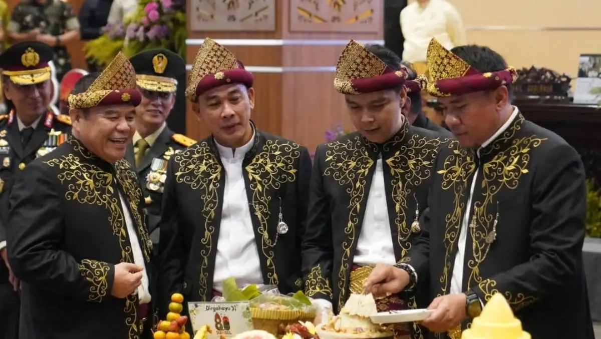 Ketua DPRD Sumsel, Andie Dinialdie, didampingi Wakil Ketua, memotong tumpeng pada peringatan hari jadi Sumatra Selatan ke 80, di Gedung DPRD Provinsi Sumsel, pada hari Senin, tanggal 18 Mei 2026. (BEKISARMEDIA.ID/HAIRUDIN)