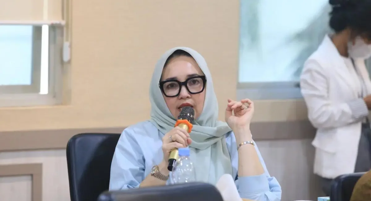 Hj. Eva Susanti, menyoroti secara tajam persoalan kelangkaan Bahan Bakar Minyak (BBM) jenis solar bersubsidi di wilayah Sumsel, dalam Rapat Dengar Pendapat (RDP) bersama PT Pertamina. (BEKISARMEDIA.ID/ANGGA)