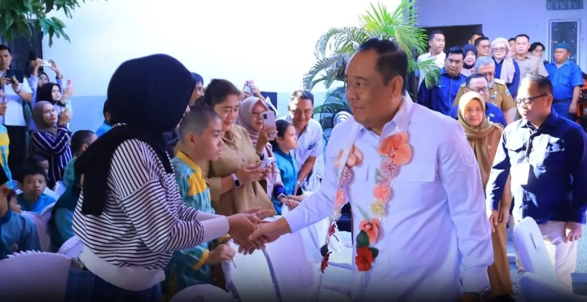 Wakil Gubernur (Wagub) Sumatra Selatan (Sumsel), Cik Ujang, menghadiri agenda aksi sosial dan berbagi bersama anak-anak berkebutuhan khusus di Sekolah Luar Biasa (SLB) Talang Kelapa, pada hari Selasa, tanggal 12 Mei 2026. (BEKISARMEDIA.ID/HAIRUDIN)