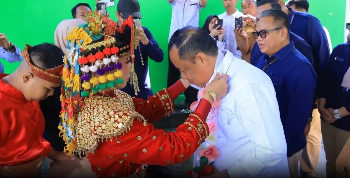 Wakil Gubernur (Wagub) Sumatra Selatan (Sumsel), Cik Ujang, menghadiri agenda aksi sosial dan berbagi bersama anak-anak berkebutuhan khusus di Sekolah Luar Biasa (SLB) Talang Kelapa, pada hari Selasa, tanggal 12 Mei 2026. (BEKISARMEDIA.ID/HAIRUDIN)