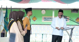 Wakil Gubernur Sumsel, Cik Ujang, saat menghadiri agenda Haflah Akhirussanah dan Wisuda Santri ke-IV Pondok Pesantren Al Ittifaqiah Kampus Lecah, Kecamatan Lubai, Kabupaten Muara Enim, pada hari Senin, tanggal 15 Juni 2026. (BEKISARMEDIA.ID/HAIRUDIN)