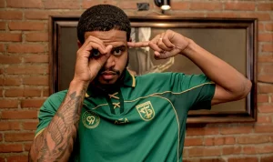 Manajemen tim Persebaya Surabaya secara resmi memperkenalkan penyerang tajam asal Brasil, Alex Martins, sebagai rekrutan teranyar. (foto : ileague.id)