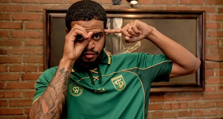 Manajemen tim Persebaya Surabaya secara resmi memperkenalkan penyerang tajam asal Brasil, Alex Martins, sebagai rekrutan teranyar. (foto : ileague.id)