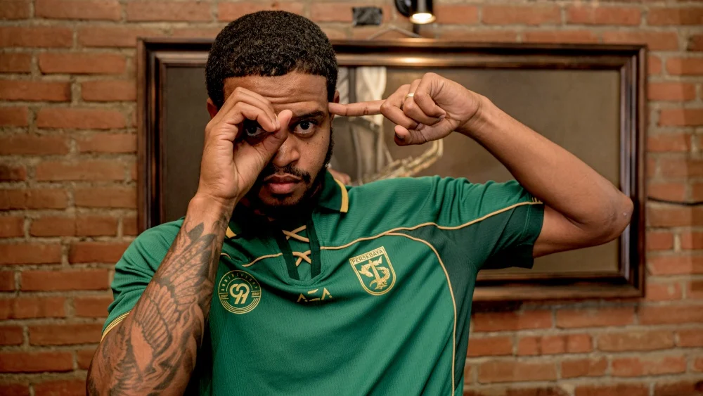 Manajemen tim Persebaya Surabaya secara resmi memperkenalkan penyerang tajam asal Brasil, Alex Martins, sebagai rekrutan teranyar. (foto : ileague.id)