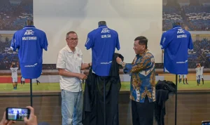 Manajemen PT Persib Bandung Bermartabat memperkenalkan Sandy Walsh sebagai rekrutan terbaru untuk menghadapi kompetisi musim 2026/2027. (foto : ileague.id)
