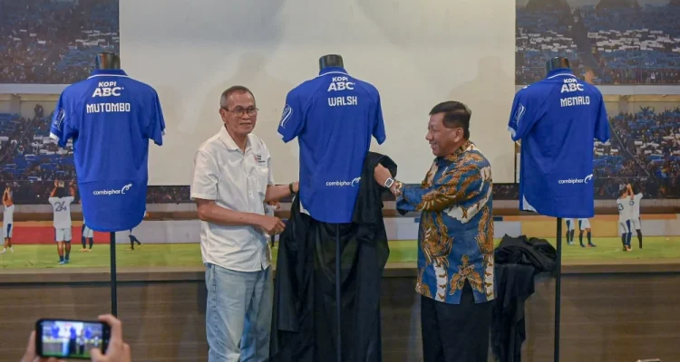Manajemen PT Persib Bandung Bermartabat memperkenalkan Sandy Walsh sebagai rekrutan terbaru untuk menghadapi kompetisi musim 2026/2027. (foto : ileague.id)