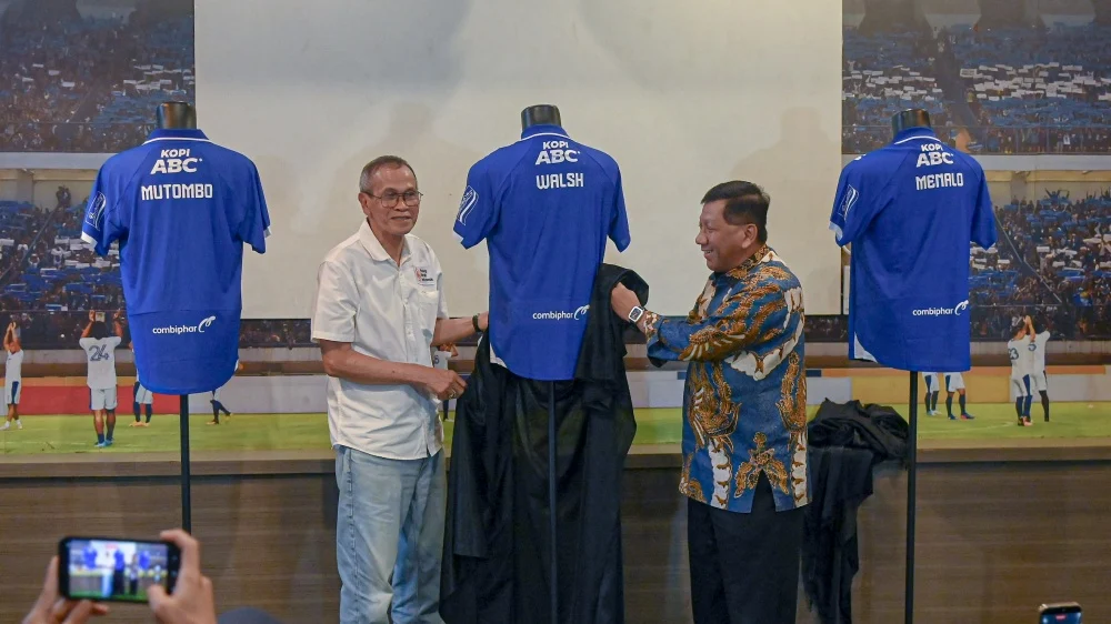 Manajemen PT Persib Bandung Bermartabat memperkenalkan Sandy Walsh sebagai rekrutan terbaru untuk menghadapi kompetisi musim 2026/2027. (foto : ileague.id)