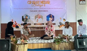 Agita Nurfianti saat menghadiri Pagelaran dan Diskusi Budaya "Ciparay Medar Budaya II" yang mengusung tema Budaya Daerah Jati Diri Bangsa: Bersama DPD RI Melestarikan Budaya Nusantara. Kegiatan ini berlangsung di Kecamatan Ciparay, Kabupaten Bandung, pada hari Minggu, tanggal 5 Juli 2026. (BEKISARMEDIA.iD/HAIRUDIN)