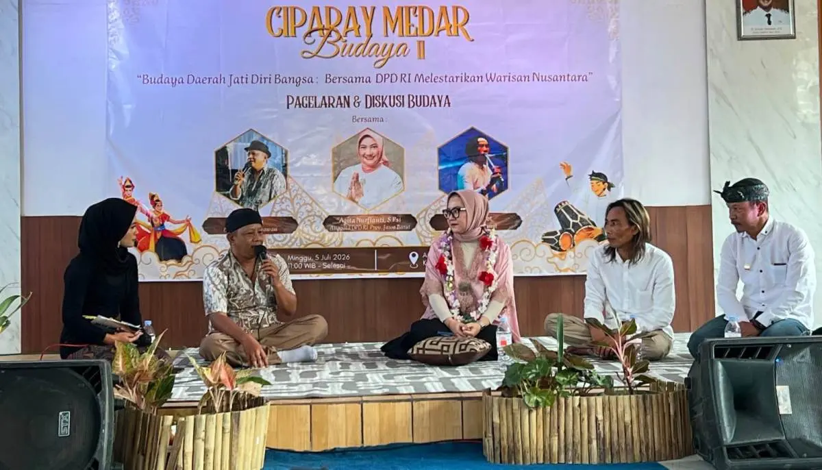 Agita Nurfianti saat menghadiri Pagelaran dan Diskusi Budaya "Ciparay Medar Budaya II" yang mengusung tema Budaya Daerah Jati Diri Bangsa: Bersama DPD RI Melestarikan Budaya Nusantara. Kegiatan ini berlangsung di Kecamatan Ciparay, Kabupaten Bandung, pada hari Minggu, tanggal 5 Juli 2026. (BEKISARMEDIA.iD/HAIRUDIN)