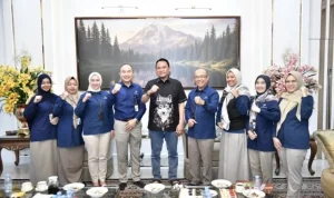 Ketua Dewan Perwakilan Rakyat Daerah (DPRD) Provinsi Sumatra Selatan (Sumsel), Andie Dinialdie, menerima kedatangan petugas pendata di Rumah Dinas Ketua DPRD Sumsel, pada hari Senin, tanggal 20 Juli 2026. (BEKISARMEDIA.ID/HAIRUDIN)