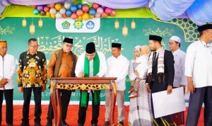 Bupati Kabupaten Muba, Toha Tohet, saat menghadiri agenda Haflah Tahfizh V dan Haflah Takhrij I Pondok Pesantren (Ponpes) Al-Mubarokah di Desa Babat Banyuasin, Kecamatan Babat Supat, pada hari Kamis, tanggal 21 Mei 2026. (BEKISARMEDIA.ID/HAIRUDIN)