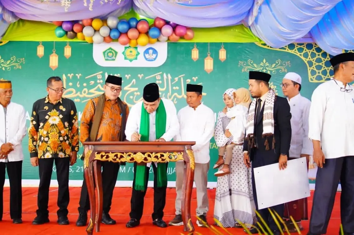 Bupati Kabupaten Muba, Toha Tohet, saat menghadiri agenda Haflah Tahfizh V dan Haflah Takhrij I Pondok Pesantren (Ponpes) Al-Mubarokah di Desa Babat Banyuasin, Kecamatan Babat Supat, pada hari Kamis, tanggal 21 Mei 2026. (BEKISARMEDIA.ID/HAIRUDIN)