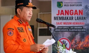 Bupati Kabupaten Muba, Toha Tohet, mengeluarkan imbauan tegas kepada seluruh korporasi dan masyarakat agar tidak membuka maupun membersihkan lahan dengan cara membakar. (BEKISARMEDIA.ID/HAIRUDIN) Bupati Kabupaten Muba, Toha Tohet, mengeluarkan imbauan tegas kepada seluruh korporasi dan masyarakat agar tidak membuka maupun membersihkan lahan dengan cara membakar. (BEKISARMEDIA.ID/HAIRUDIN)