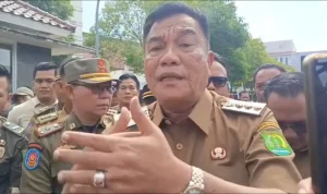 Bupati Kabupaten Muba, Toha Tohet, menegaskan komitmennya untuk tetap memperjuangkan legalisasi tata kelola refinery atau penyulingan minyak masyarakat melalui jalur hukum yang resmi dan konstitusional. (BEKISARMEDIA.ID/HAIRUDIN) Bupati Kabupaten Muba, Toha Tohet, menegaskan komitmennya untuk tetap memperjuangkan legalisasi tata kelola refinery atau penyulingan minyak masyarakat melalui jalur hukum yang resmi dan konstitusional. (BEKISARMEDIA.ID/HAIRUDIN)