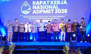 Rapat Kerja Nasional (Rakernas) I Tahun 2026 Asosiasi Daerah Penghasil Migas dan Energi Terbarukan (ADPMET). Forum ini berlangsung di Ballroom Swiss-Belhotel Jambi, pada hari Kamis, tanggal 7 Mei 2026. (BEKISARMEDIA.ID/HAIRUDIN) Rapat Kerja Nasional (Rakernas) I Tahun 2026 Asosiasi Daerah Penghasil Migas dan Energi Terbarukan (ADPMET). Forum ini berlangsung di Ballroom Swiss-Belhotel Jambi, pada hari Kamis, tanggal 7 Mei 2026. (BEKISARMEDIA.ID/HAIRUDIN)