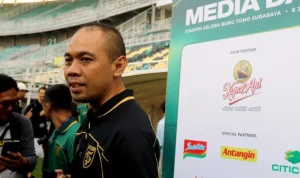 Direktur Operasional Persebaya Surabaya, Candra Wahyudi, menjelaskan bahwa Media Day menjadi momentum krusial agar publik mengetahui transparansi proses yang sedang dibangun klub. (foto : ileague.id)