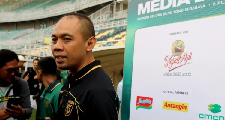 Direktur Operasional Persebaya Surabaya, Candra Wahyudi, menjelaskan bahwa Media Day menjadi momentum krusial agar publik mengetahui transparansi proses yang sedang dibangun klub. (foto : ileague.id)