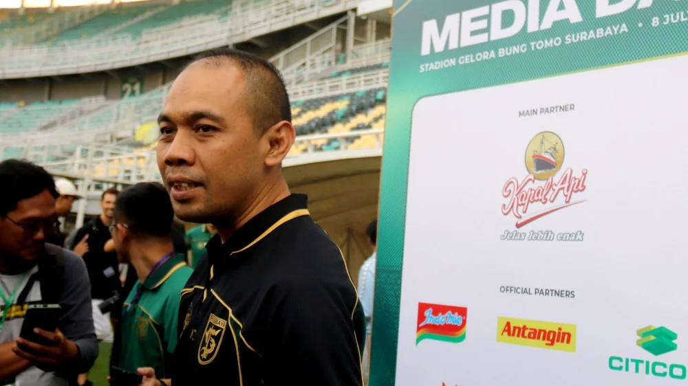 Direktur Operasional Persebaya Surabaya, Candra Wahyudi, menjelaskan bahwa Media Day menjadi momentum krusial agar publik mengetahui transparansi proses yang sedang dibangun klub. (foto : ileague.id)