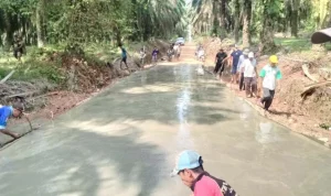 Skema kolaborasi antara pemerintah daerah, masyarakat, dan sektor swasta, kembali menjadi solusi cepat dalam mengatasi persoalan infrastruktur jalan di Kabupaten Musi Banyuasin. (BEKISARMEDIA.ID/HAIRUDIN) Skema kolaborasi antara pemerintah daerah, masyarakat, dan sektor swasta, kembali menjadi solusi cepat dalam mengatasi persoalan infrastruktur jalan di Kabupaten Musi Banyuasin. (BEKISARMEDIA.ID/HAIRUDIN)