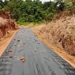 Pemerintah Kecamatan Sanga Desa bersama Pemerintah Desa Macang Sakti, pihak swasta, dan warga setempat, menggelar aksi gotong royong massal untuk memperbaiki kerusakan jalan di Desa Macang Sakti, Kecamatan Sanga Desa, Kabupaten Musi Banyuasin. (BEKISARMEDIA.ID/HAIRUDIN)