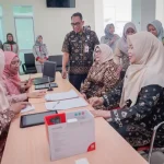 Ketua Tim Penggerak (TP) Pemberdayaan dan Kesejahteraan Keluarga (PKK) Kabupaten Musi Banyuasin (Muba), Hj. Patimah Toha, turun langsung memantau proses penyuntikan di lapangan. (BEKISARMEDIA.ID/HAIRUDIN)