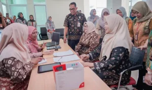 Ketua Tim Penggerak (TP) Pemberdayaan dan Kesejahteraan Keluarga (PKK) Kabupaten Musi Banyuasin (Muba), Hj. Patimah Toha, turun langsung memantau proses penyuntikan di lapangan. (BEKISARMEDIA.ID/HAIRUDIN)