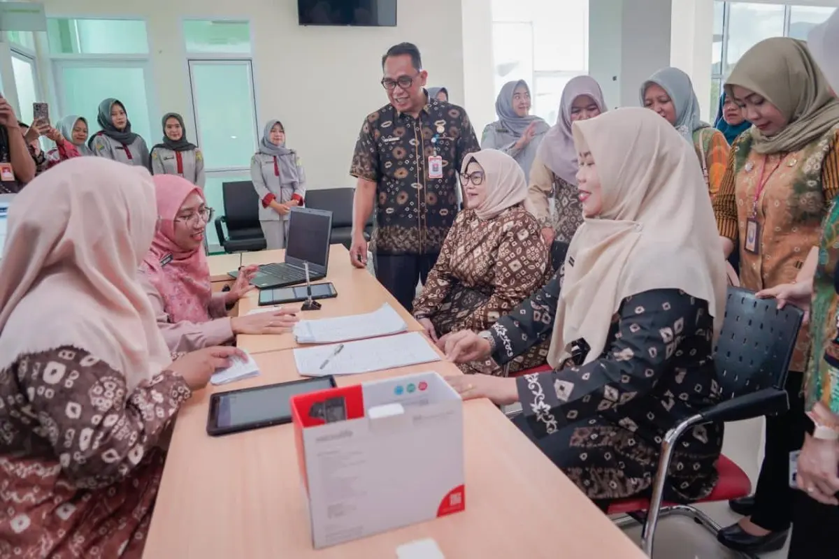 Ketua Tim Penggerak (TP) Pemberdayaan dan Kesejahteraan Keluarga (PKK) Kabupaten Musi Banyuasin (Muba), Hj. Patimah Toha, turun langsung memantau proses penyuntikan di lapangan. (BEKISARMEDIA.ID/HAIRUDIN)
