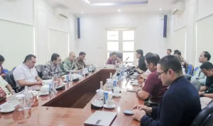 rapat koordinasi antara Pemerintah Kabupaten (Pemkab) Muba dengan Tim Bidang Ketenagalistrikan Kementerian Energi dan Sumber Daya Mineral (ESDM) Republik Indonesia, di Kantor Perwakilan Pemkab Muba di Palembang, pada hari Kamis, tanggal 7 Mei 2026. (BEKISARMEDIA.ID/HAIRUDIN)