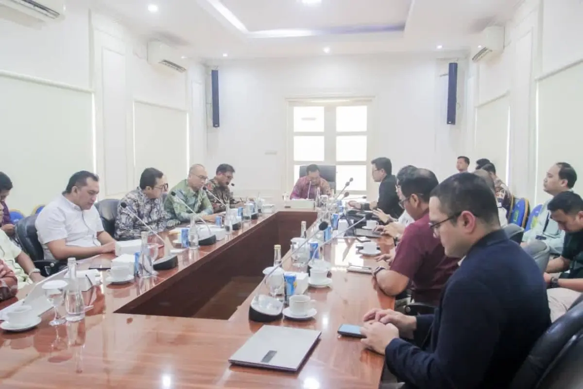 rapat koordinasi antara Pemerintah Kabupaten (Pemkab) Muba dengan Tim Bidang Ketenagalistrikan Kementerian Energi dan Sumber Daya Mineral (ESDM) Republik Indonesia, di Kantor Perwakilan Pemkab Muba di Palembang, pada hari Kamis, tanggal 7 Mei 2026. (BEKISARMEDIA.ID/HAIRUDIN)